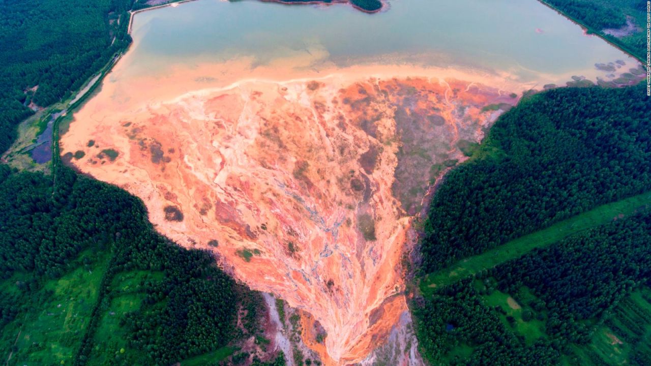 CNNE 863719 - un drone grabo un rio tenido de naranja en los urales