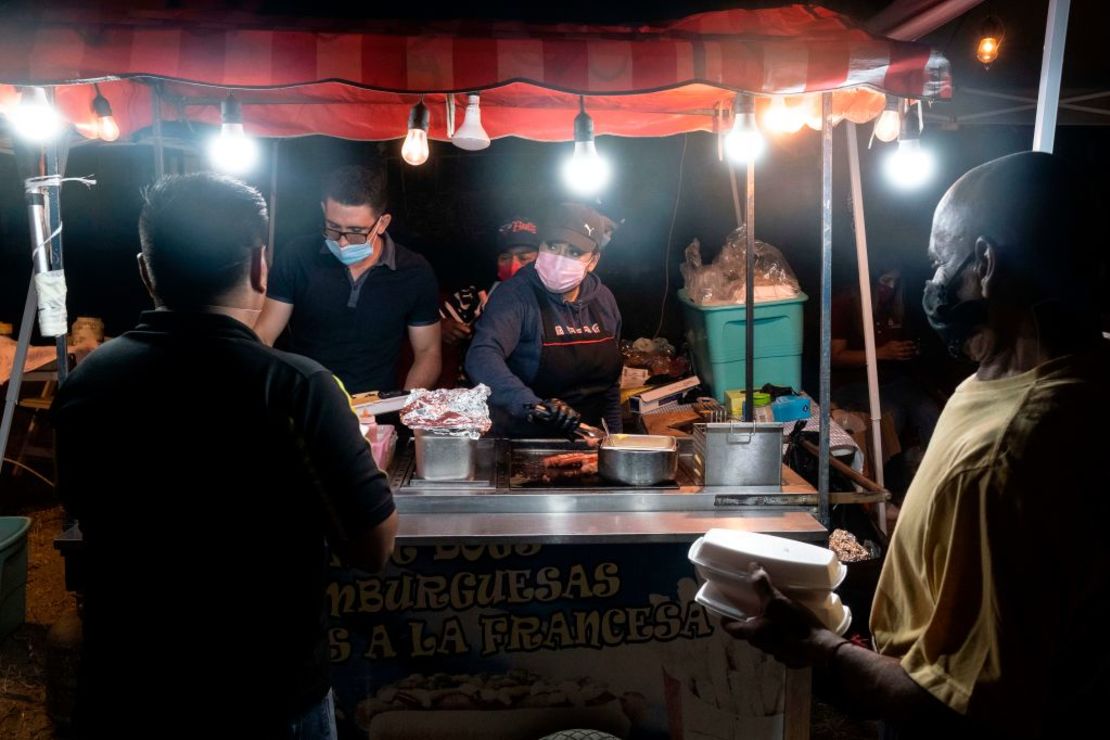 Puesto de comida callejera a las afueras de un autocine en Playas de Rosarito, Baja California, México. (Foto: Guillermo Arias / AFP) La Secretaría de Salud de México reportó que 296 personas murieron por coronavirus el domingo. Según los datos de las autoridades hay un total de 39.184 personas fallecidas por el covid-19 desde que comenzó la pandemia.