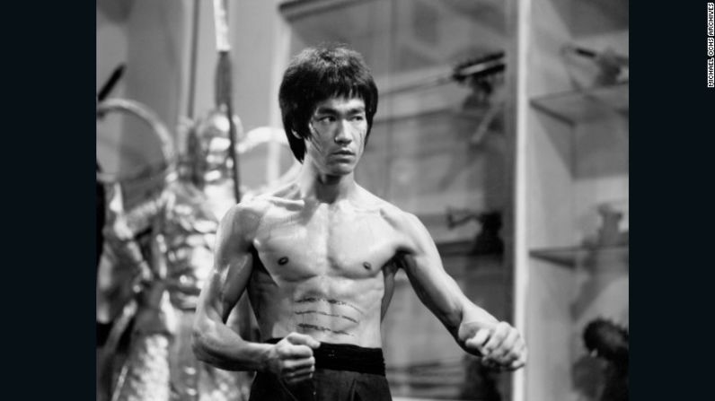 Bruce Lee era conocido como un increíble artista marcial, pero también fue un pensador profundo. Dejó siete volúmenes de escritos acerca de todo, desde física cuántica hasta filosofía. Michael Ochs Archives