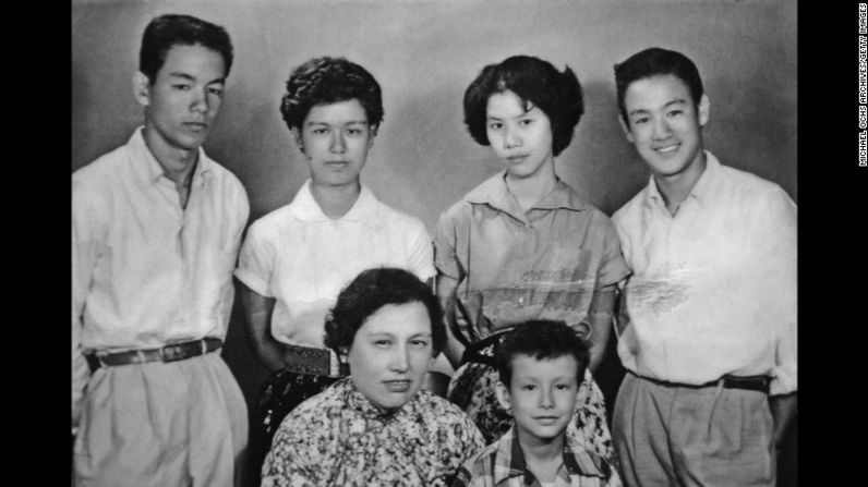 Bruce Lee, a la derecha, junto con su madre y sus hermanos posa para una foto familiar a finales de la década de 1950 en Kowloon, Hong Kong. Lee creció en una familia acomodada. Su padre era una famosa estrella de ópera. Michael Ochs Archives / Getty Images