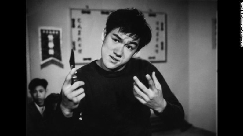 Bruce Lee interpreta a un joven matón en una temprana actuación en televisión. Participó en al menos 20 películas como actor infantil en Hong Kong. Michael Ochs Archives / Getty Images