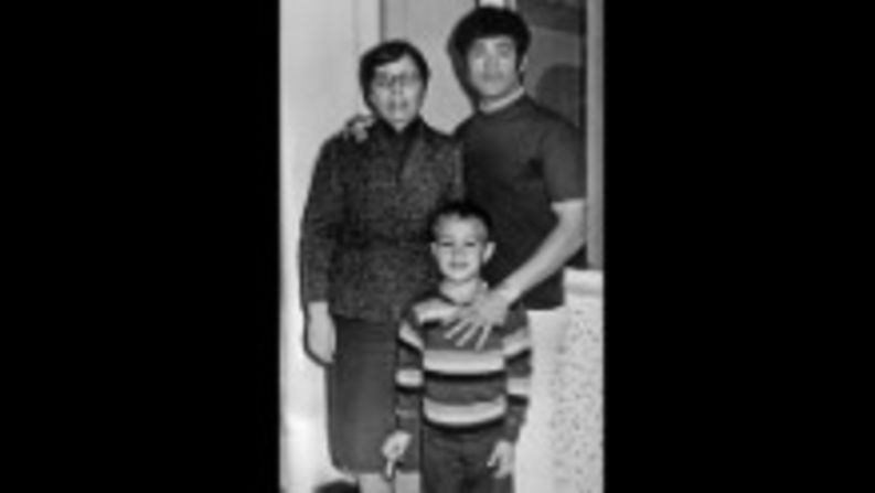 Bruce Lee, su madre y su hijo Brandon posan para una foto familiar alrededor de 1970 en Los Ángeles. Lee le enseñó a Brandon las artes marciales. Más tarde, Brandon se convertiría en actor y artista marcial antes de que un trágico accidente terminara con su vida en 1993. Michael Ochs Archives / Getty Images