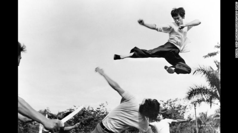 Apenas pesaba 68 kilos (150 libras), pero el poder de las patadas de Bruce Lee era legendario. Michael Ochs Archives / Moviepix / Getty Images