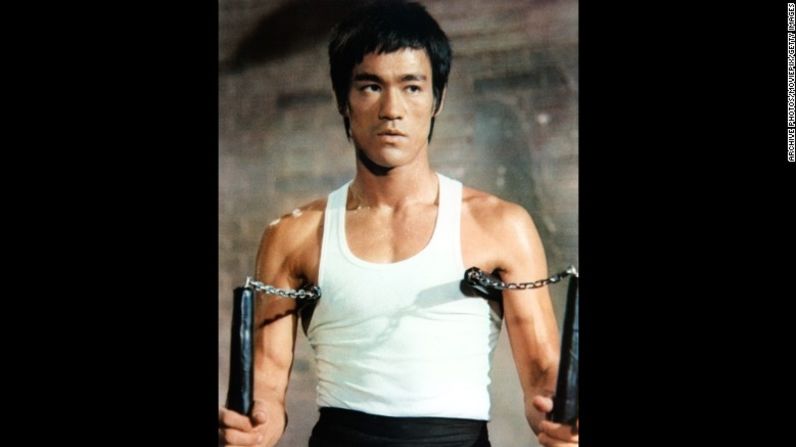 Bruce Lee con su arma característica, los temidos nunchakus. El arma le fue presentada por su compañero de entrenamiento. La capacidad de Lee para aprenderlo tan rápidamente sorprendió a su compañero. Fotos de archivo / Moviepix / Getty Images