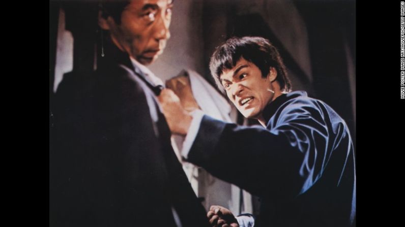 Después de que Hollywood rechazó a Bruce Lee, este se fue a Hong Kong, donde realizó una serie de películas que lo convirtieron en una estrella. Aquí, aparece en una escena de "Fist of Fury". Movie Poster Image Art/Moviepix/Getty Images