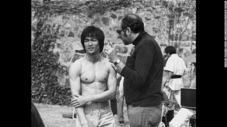 Bruce Lee con el productor Fred Weintraub, en el set de la película "Enter the Dragon", 1973. Esta fue su primera película en Hollywood y los informes dicen que sabía que sería un gran éxito incluso antes de que se estrenara. Stanley Bielecki Movie Collection/Moviepix/Getty Images