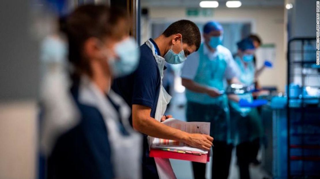 Un trabajador de apoyo de rehabilitación revisa las notas cuando los primeros pacientes ingresan en el Centro Seacole del NHS, en Headley Court, Surrey, el 28 de mayo de 2020.