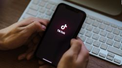 CNNE 864260 - la lucha detras de la popularidad de tiktok