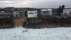 CNNE 864409 - casas de lujo en australia estan en peligro de caerse al mar