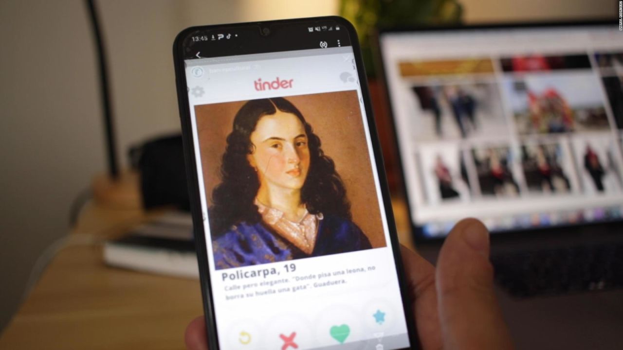 CNNE 865058 - ¿por que hay "perfiles" de tinder de simon bolivar y policarpa salavarrieta?