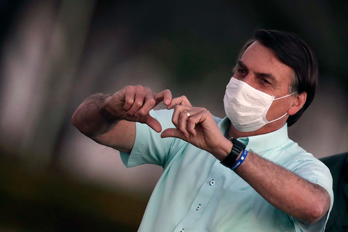 El presidente de Brasil, Jair Bolsonaro, saluda a sus seguidores durante una ceremonia en el Palacio Alvorada, en Brasilia, el miércoles 22 de julio (Eraldo Peres/AP).