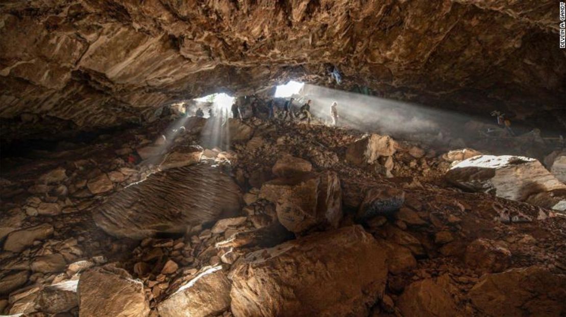 Miembros del equipo trabajan dentro de la cueva Chiquihuite.