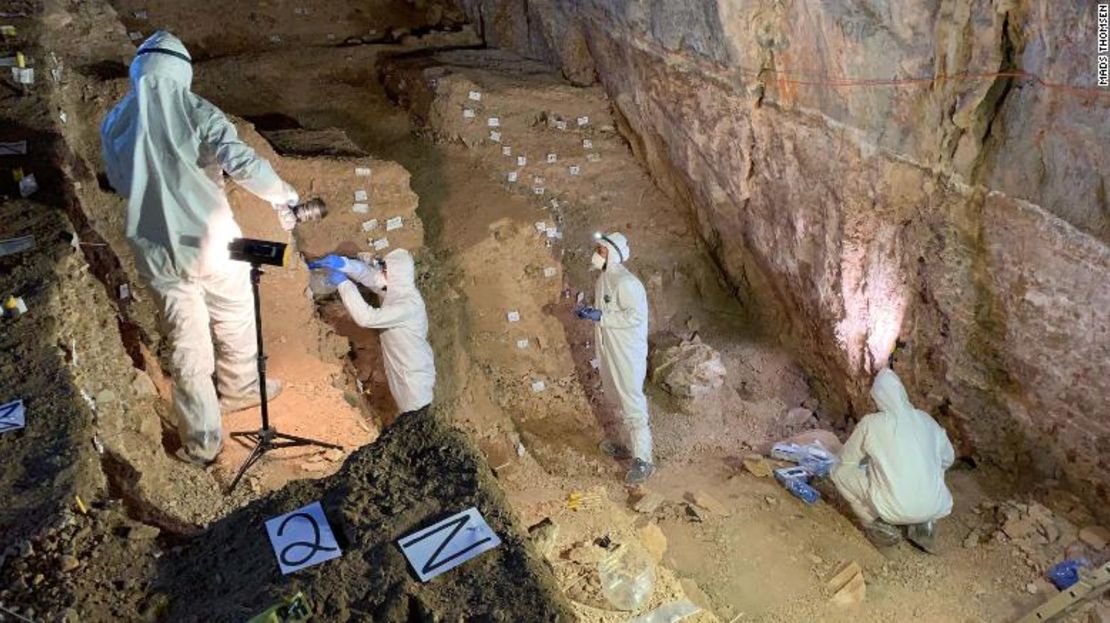 Miembros del equipo tomaron muestras de las diferentes capas culturales en la cueva.