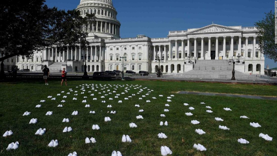 El sindicato National Nurses United ubicó 164 pares de zapatos blancos afuera del Capitolio de Estados Unidos para honrar a las más de 160 enfermeras que han perdido su vida por la pandemia de coronavirus en el país.