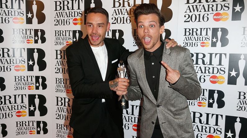 Liam Payne y Louis Tomlinson con su premio al Video del Año de un Artista Británico en los BRIT Awards 2016 en The O2 Arena en febrero de 2016 en Londres.