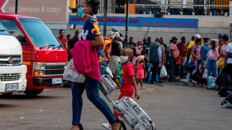 Sudáfrica: una mujer y su hijo usan mascarillas para protegerse contra la pandemia en Johannesburgo, Sudáfrica, el 26 de marzo. Themba Hadebe / AP