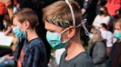 Australia: niños usan máscaras faciales en la Plaza Victoria de Adelaida durante una manifestación para apoyar el movimiento Black Lives Matter y contra las muertes de aborígenes australianos bajo custodia. Oliver Haynes / Imágenes SOPA / SIPA / AP