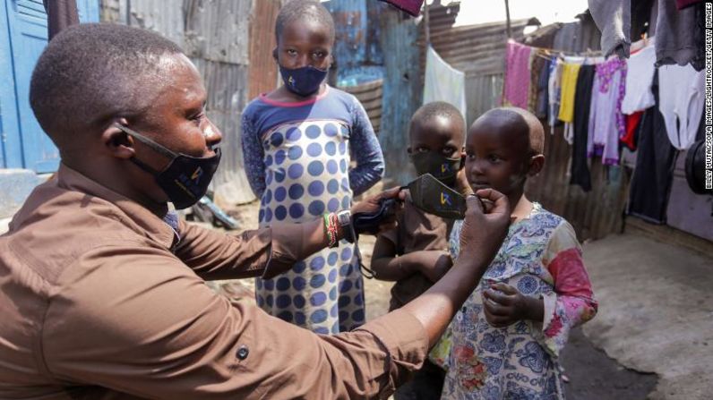Kenya: Miembros de organizaciones locales dirigidas por Gerald Anderson (izquierda) visitaron a familias en los barrios marginales de Nairobi en Mathare para donarles máscaras faciales y alimentos. Billy Mutai / SOPA Images / LightRocket / Getty Images