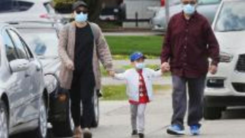 Canadá: miembros de una familia usa máscaras faciales mientras caminan en Richmond Hill, Ontario, el 16 de mayo. Creative Touch Imaging Ltd./NurPhoto a través de Getty Images