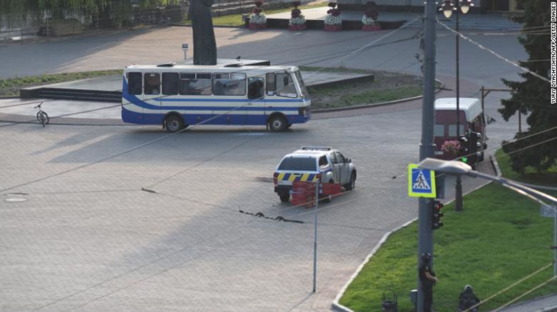 Agentes de policía toman posiciones durante una operación para rescatar pasajeros el martes.