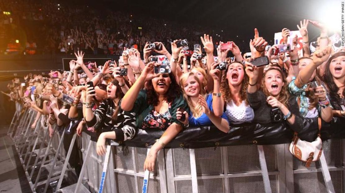 Los fans ven a One Direction en una presentación de la banda en los BBC Teen Awards en el estadio Wembley Arena el 9 de octubre de 2011 en Londres.