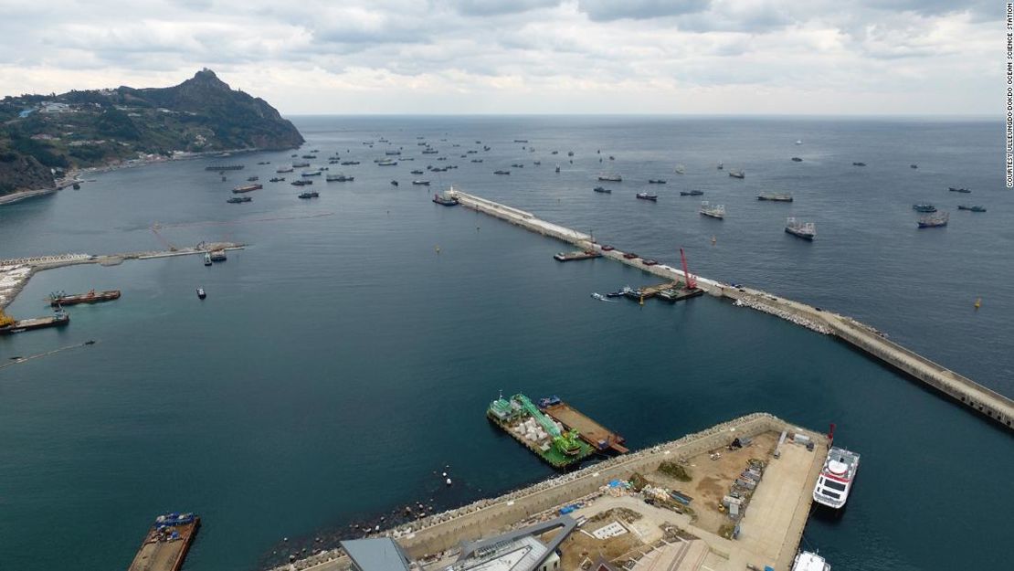 Los barcos chinos se ven resguardados del mal tiempo en el puerto de Sadong en la isla de Ulleung en Corea del Sur el 11 de noviembre de 2017.