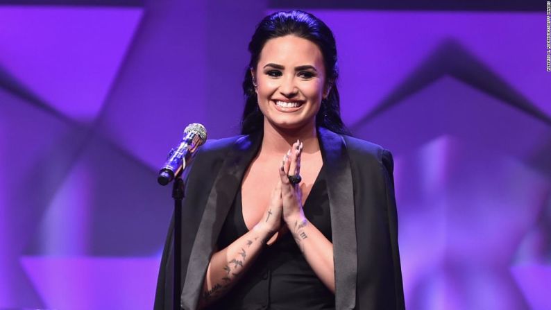 Demi Lovato — La cantante comentó que sufrió de trastorno alimenticio durante una entrevista en el programa de Ellen DeGeneres en 2020. Además de sufrir bulimia, la cantante afrontó problemas de adicción con drogas y alcohol.
