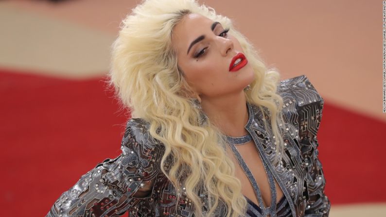 Lady Gaga — En 2016 durante una reunión en un centro para jóvenes LGBT sin hogar en Nueva York, la multifacética estrella reveló que sufrió de trastorno de estrés postraumático (PTSD, por sus siglas en inglés).