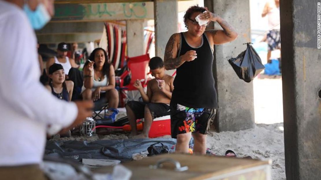 La gente trata de mantenerse fresca en una playa llena de gente en Coney Island en Brooklyn el 19 de julio de 2020 en la ciudad de Nueva York. Gran parte del país experimentará otra ola de calor este fin de semana.