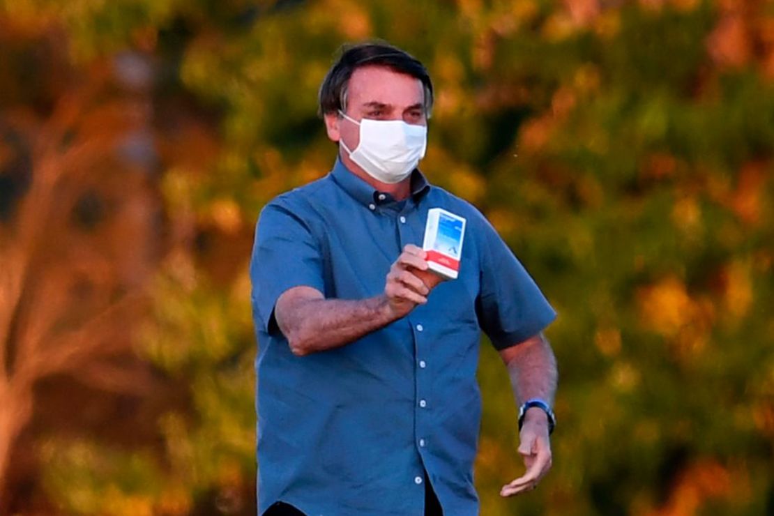 Bolsonaro muestra una caja de hidroxicloroquina a sus seguidores reunidos afuera del Palacio Alvorada en Brasilia, el 23 de julio de 2020. Crédito: EVARISTO SA/AFP via Getty Images