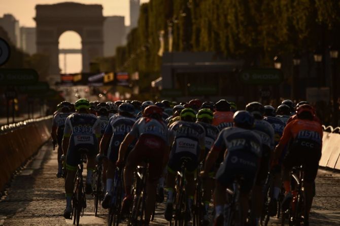 Tour de Francia –– La competencia del ciclismo más importante del mundo dio a conocer el 15 de abril que sería aplazada por cuenta del virus, justo después de que el gobierno de Francia extendiera su prohibición para las reuniones masivas. La competencia, que sería del 27 de junio al 19 de julio, fue pospuesta para el 29 de agosto al 20 de septiembre.