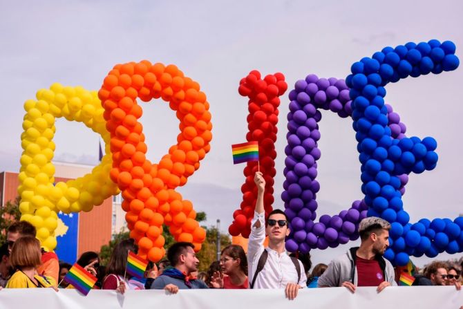 Marcha del orgullo gay –– El coronavirus impidió la tradicional celebración del orgullo gay que cada junio llena las calles de muchos lugares alrededor del mundo. Los eventos presenciales de la comunidad LGBTQ fueron cancelados debido a la pandemia y muchos organizadores encontraron la manera de realizarlos en línea y mantener la unión.