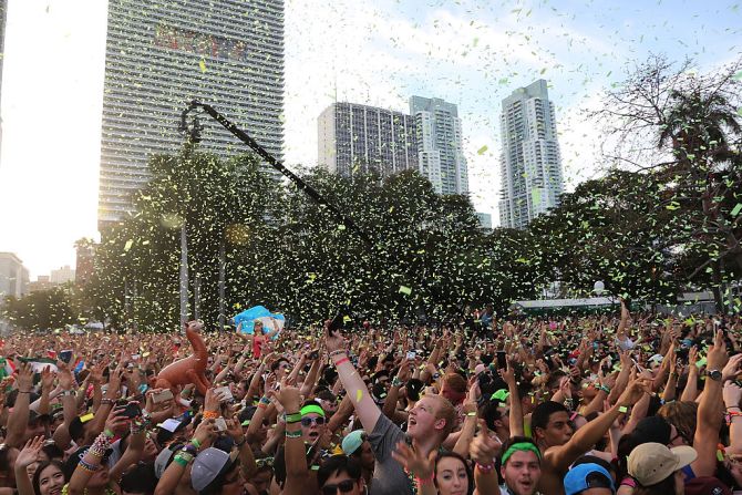 Ultra Music Festival –– El festival de música electrónica Ultra, que se iba a realizar en Miami a principios de este año, fue cancelado el 6 de marzo, según anunciaron funcionarios de la ciudad. El alcalde Francis Suárez dijo en su momento que la decisión se tomó como “precaución” ante el covid-19 y siguiendo los lineamientos de las autoridades de salud para las reuniones masivas.