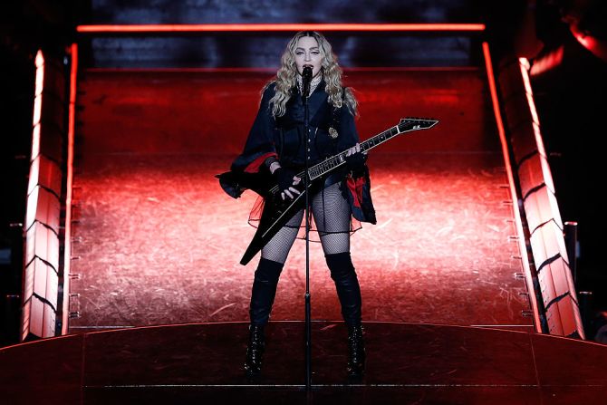 Gira Madonna –– Los dos últimos shows para la gira Madame X de Madonna estaban programados para el 10 y 11 de marzo en el Grand Rex en París, Francia. Sin embargo, no se pudieron realizar por la decisión de las autoridades de prohibir todos los eventos con asistencia de más de 1.000 personas.