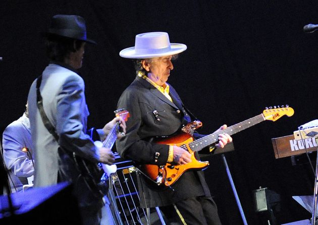 Gira de Bob Dylan –– El 12 de mayo, Bob Dylan escribió en su cuenta de Twitter que después de intentar reprogramar sus conciertos para lograr hacerlos en 2020, finalmente decidió cancelar las fechas inicialmente programas en junio y julio.