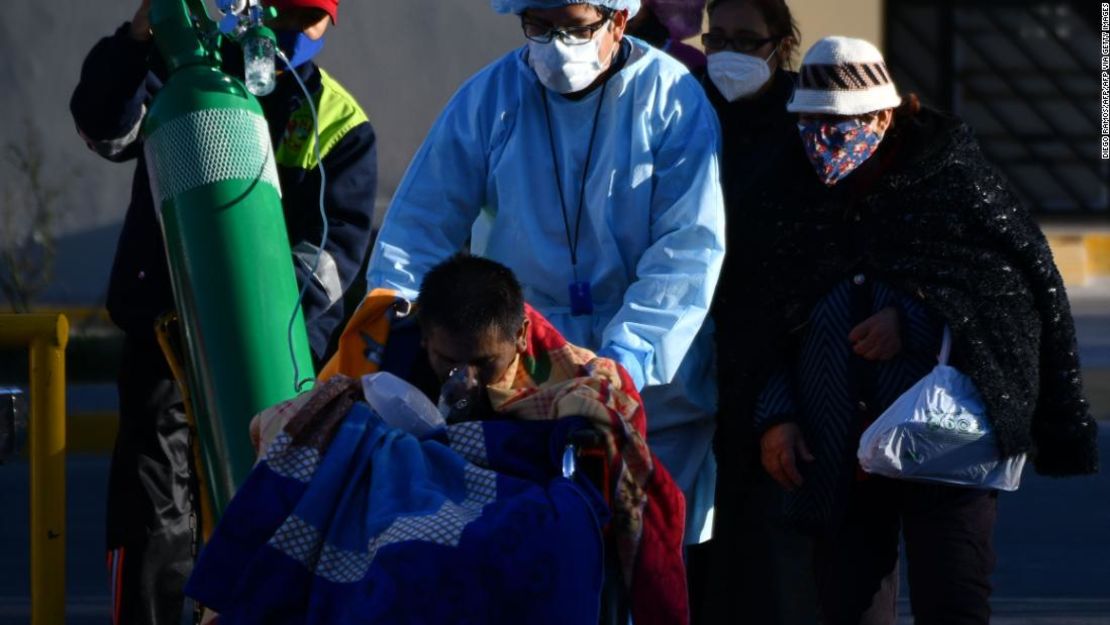 Una enfermera ayuda a un paciente con covid-19 afuera de un hospital en la ciudad de Arequipa, Perú, el 23 de julio de 2020.