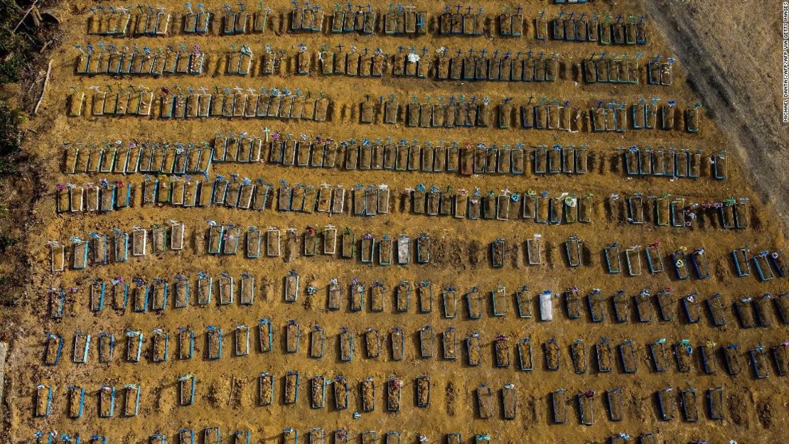 Una toma aérea muestra un cementerio en la ciudad de Manaus, Brasil, el 20 de julio de 2020.