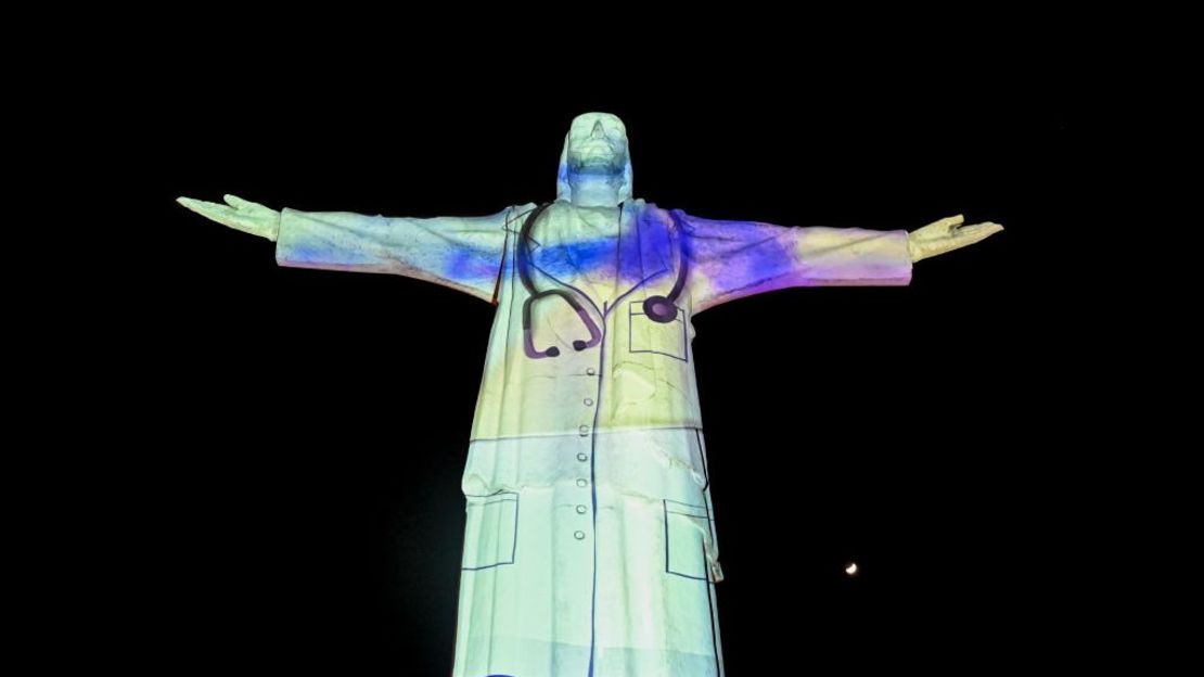 Imagen proyectada en el monumento Cristo Rey de Cali, Colombia, en la celebración del aniversario 484 de la ciudad.