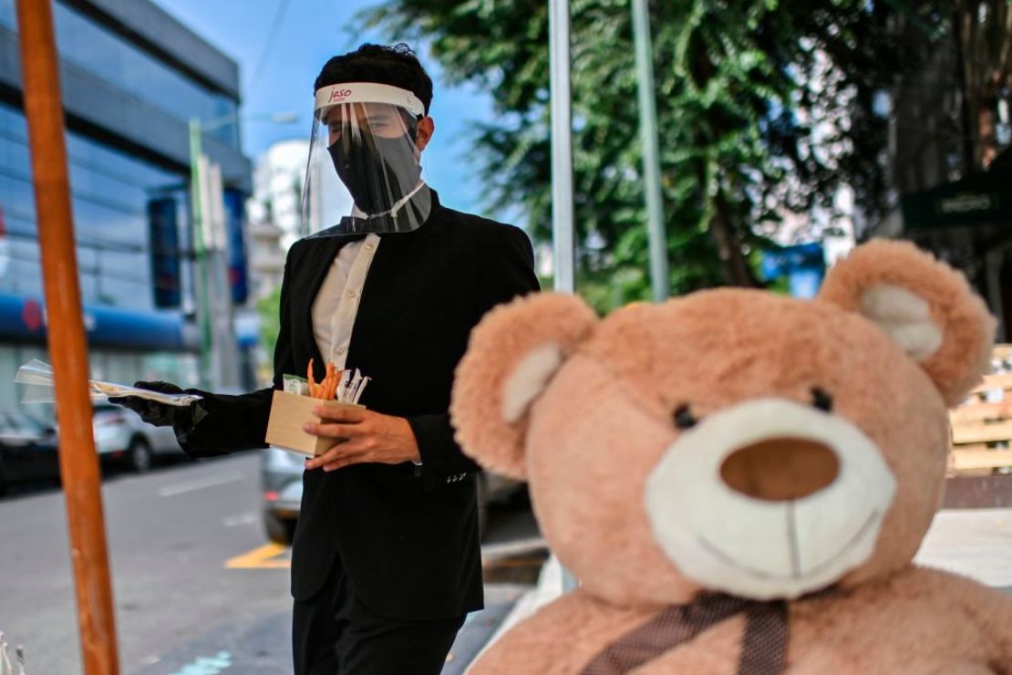 Oso de peluche es usado en un restaurante en Polanco, en Ciudad de México, para mantener el distanciamiento social.