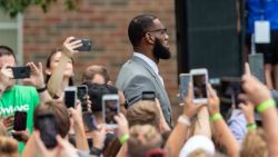 CNNE 866864 - lebron james dona para permitir voto a exconvictos