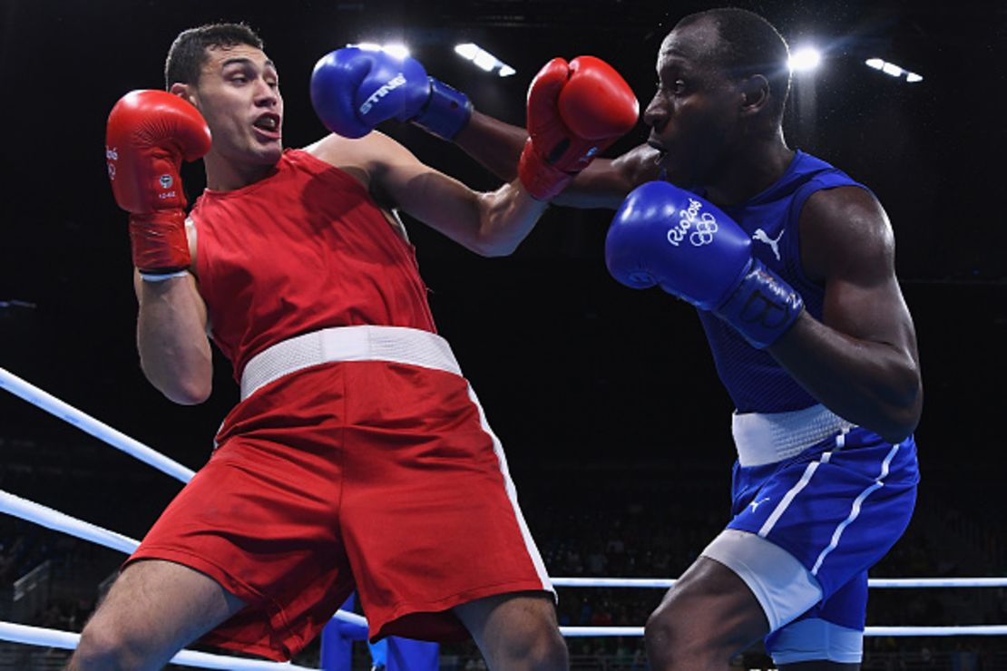 Río de Janeiro, Brasil. 10 de agosto de 2016. Yamil Alberto Peralta of Argentina (rojo) y Erislandy Savón de Cuba (azul) en la pelea de cuartos de final de los Juegos Olímpicos de Río 2016.