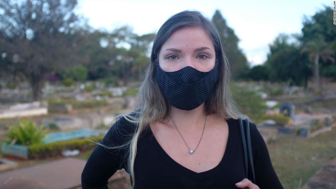 Thais Saturnino Mendonça fotografiada en el entierro de su padre en Brasilia.