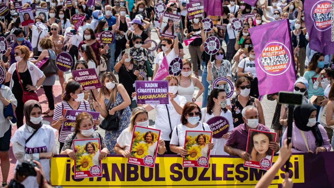 Manifestastes protestan este mes en Turquía contra los femicidios en el país. Muchas son integrantes de la plataforma Pararemos el Femicidio.