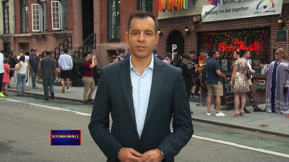 Después de Stonewall fue escrito y presentado por José Manuel Rodríguez, corresponsal sénior y presentador de CNN en Español en Miami y la producción corrió a cargo de Eileen Panzardi y Cathy Reyes, vicepresidenta de programación de CNN en Español y productora ejecutiva de Docufilms.