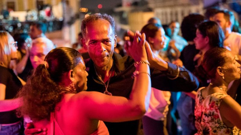 Unesco certifica la bachata como patrimonio cultural inmaterial de la humanidad; rinde homenaje a víctor víctor | cnn