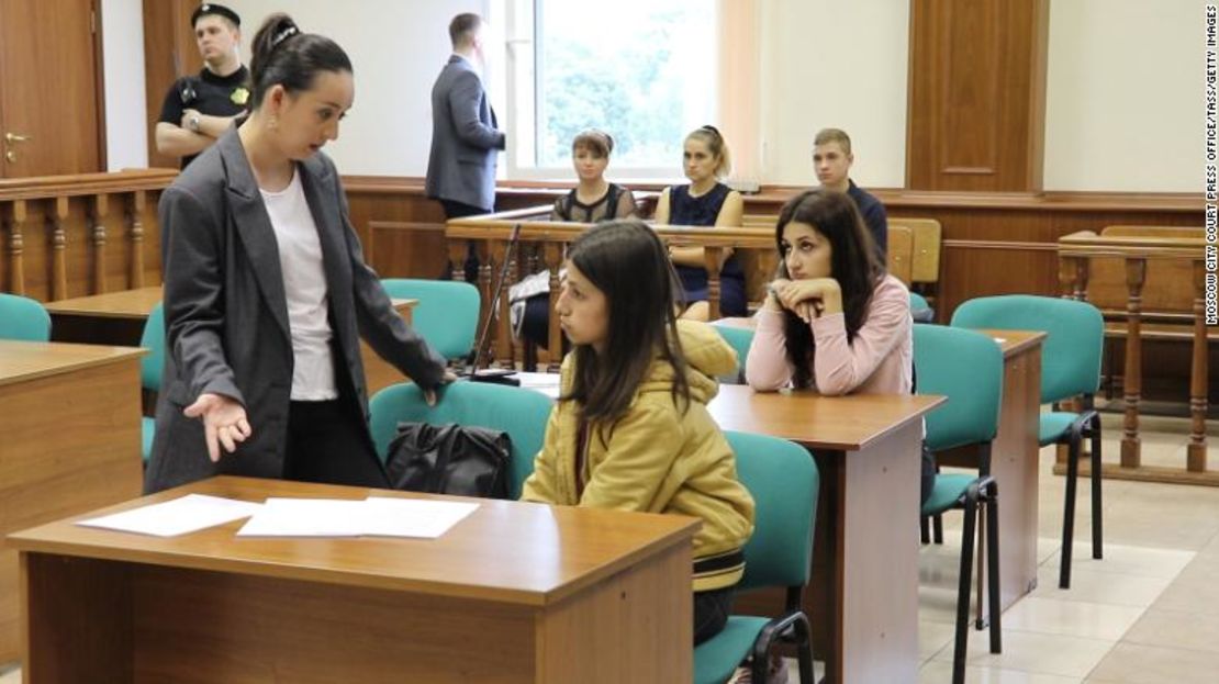 Angelina (centro) y Krestina (atrás), durante una audiencia en la corte de Moscú.