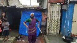 CNNE 868929 - una abuela en la india sorprende con sus malabares