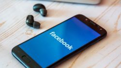 CNNE 869107 - facebook presentara videos musicales