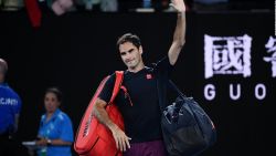 CNNE 869335 - el gesto de roger federer con un par de aficionadas italianas