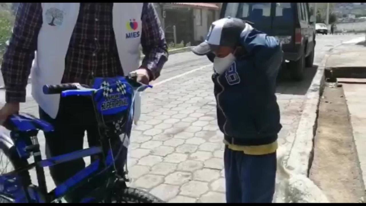 CNNE 869351 - nino que le pone mascarilla a su perro recibe sorpresa